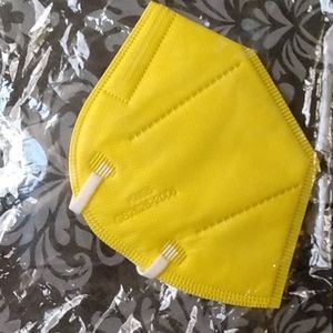 *ONLY 5 LEFT* 💛 KN95 Mask Yellow *BRAND NEW*